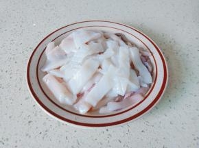 把鱿鱼的黑膜撕去，切成十字花刀。