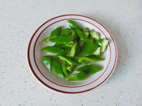 单灯椒去籽，切成小块。