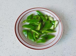 单灯椒去籽，切成小块。