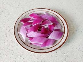 洋葱切成小块。