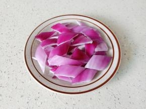 洋葱切成小块。
