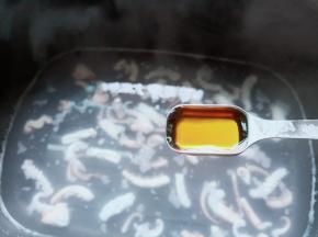 锅里水开下鱿鱼焯水，加料酒两勺。