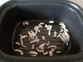 锅里重新放入食用油，下鱿鱼爆炒。