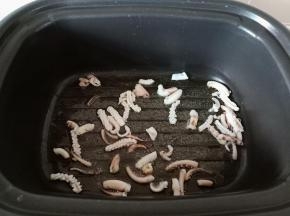 锅里重新放入食用油，下鱿鱼爆炒。