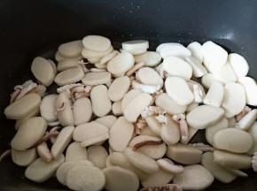 加入年糕翻炒均匀。