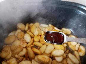 加入蚝油生抽翻炒一下。