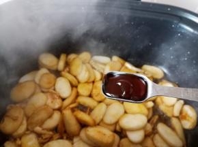 加入蚝油生抽翻炒一下。