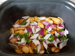 最后放入洋葱灯椒。