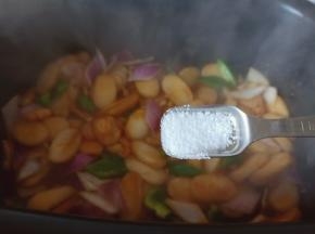 洋葱灯椒翻炒之断生加入食用盐。