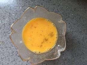 鸡蛋打入碗中，搅散