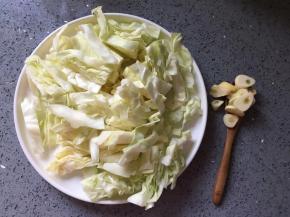 包菜切丝，蒜切片