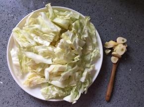 包菜切丝，蒜切片