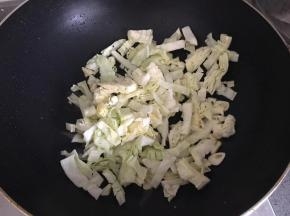 加入包菜，炒至断生