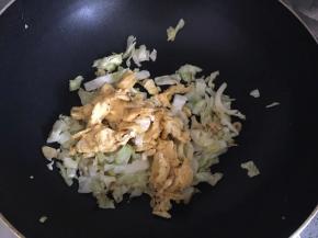 加入鸡蛋一起翻炒