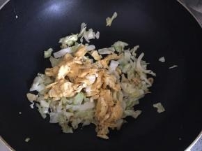 加入鸡蛋一起翻炒
