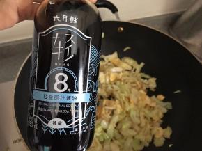 最后，加入生抽和食盐，调味。