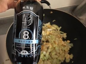 最后，加入生抽和食盐，调味。