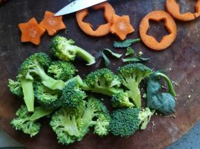 西兰花切成小朵，胡萝卜切个五角星