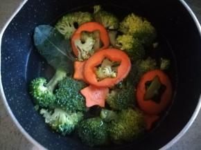 胡萝卜和西兰花焯水，断生