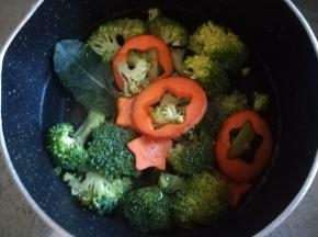 胡萝卜和西兰花焯水，断生