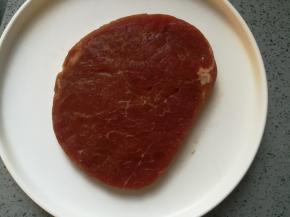 解冻好的牛排放在盘中
