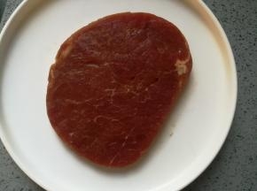 解冻好的牛排放在盘中