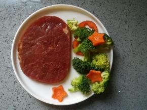 放上西兰花和胡萝卜装饰