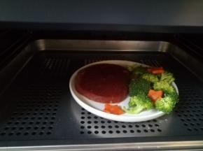 最后放入蒸烤箱，选择嫩烤15分钟。