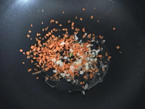 热锅加油，放入胡萝卜，洋葱翻炒