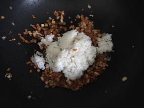 加入米饭，翻炒均匀