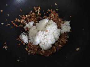 加入米饭，翻炒均匀