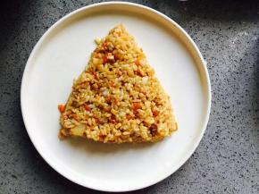 米饭装入盘中，整理成三角形