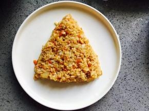 米饭装入盘中，整理成三角形