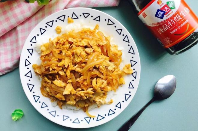 洋葱鸡蛋盖浇饭