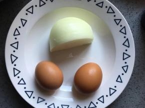 准备洋葱和鸡蛋