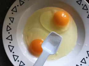 鸡蛋打入碗中，加入一点食盐