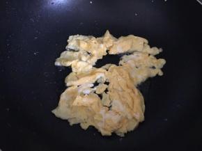 热锅，炒熟鸡蛋，炒散