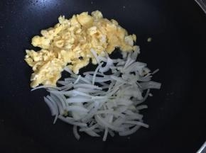 加入洋葱翻炒