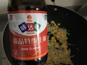 加入生抽，调味。