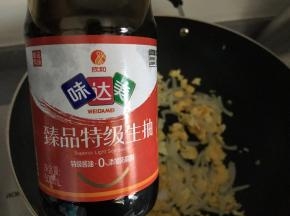 加入生抽，调味。