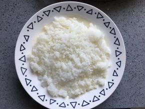 准备一碗米饭，把炒熟的洋葱鸡蛋盖上，即可