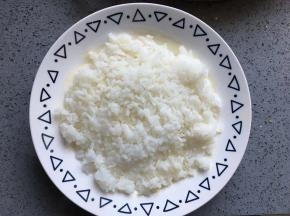 准备一碗米饭，把炒熟的洋葱鸡蛋盖上，即可