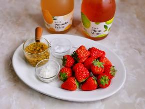  准备食材，百香果洗净，用小勺将果肉挖出。