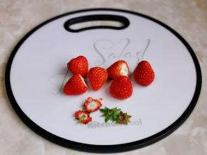 草莓用冷水冲洗去蒂。