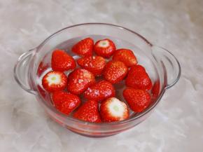 放清水中加入盐泡十分钟。