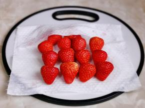 再用厨房用纸将水分擦干。