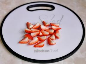 一个草莓切四瓣。