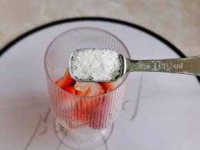 切好的草莓放入杯中，加入冰糖。