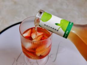 将果酒倒入草莓杯中。