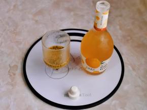 下面准备做百香果口味，百香果肉倒入杯中，加入冰糖。